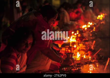 Non exclusive : 07 novembre 2023 Sylhet-Bangladesh : les dévots hindous s'assoient ensemble prenant la préparation avec lampe, nourriture et autres articles des rituels si Banque D'Images