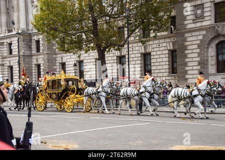 Londres, Royaume-Uni. 7 novembre 2023. LE ROI CHARLES III et LA REINE CAMILLA quittent le Parlement dans la voiture. Les manifestants anti-monarchie se rassemblèrent le long de Whitehall et de Parliament Street alors que le roi Charles III arrivait pour son premier discours au Parlement. Crédit : Vuk Valcic/Alamy Live News Banque D'Images