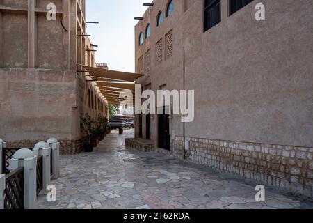 Vue des rues étroites et propres entre les bâtiments traditionnels en pierre dans la vieille ville Souk Madinat Jumeirah, Al Fahidi, Dubaï, Émirats arabes Unis Banque D'Images