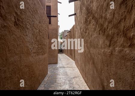 Vue des rues étroites et propres entre les bâtiments traditionnels en pierre dans la vieille ville Souk Madinat Jumeirah, Al Fahidi, Dubaï, Émirats arabes Unis Banque D'Images