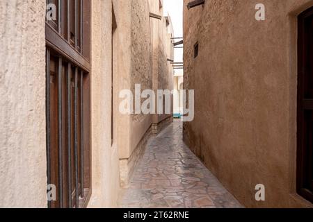 Vue des rues étroites et propres entre les bâtiments traditionnels en pierre dans la vieille ville Souk Madinat Jumeirah, Al Fahidi, Dubaï, Émirats arabes Unis Banque D'Images