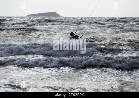 Le kite surf sur la plage de Varkiza pendant la tempête, provoqué par un front froid connu sous le nom de « P », originaire d’Europe centrale, apporte des tempêtes accompagnées de grêle, de foudre et de vents violents. Il a atteint la Grèce par le nord-ouest et se déplace progressivement vers l'est, jusqu'au nord-est du continent, à l'est de la mer Égée et au Dodécanèse. Banque D'Images