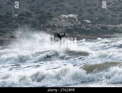 Le kite surf sur la plage de Varkiza pendant la tempête, provoqué par un front froid connu sous le nom de « P », originaire d’Europe centrale, apporte des tempêtes accompagnées de grêle, de foudre et de vents violents. Il a atteint la Grèce par le nord-ouest et se déplace progressivement vers l'est, jusqu'au nord-est du continent, à l'est de la mer Égée et au Dodécanèse. Banque D'Images