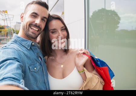 Heureux caucasien jeune couple adulte faisant un selfie en plein air. Banque D'Images
