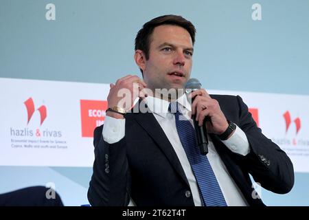 STEFANOS KASSELAKIS, leader du principal parti d'opposition Syriza, prend la parole lors d'une conférence des économistes à Athènes. Banque D'Images