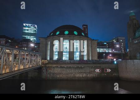 Hambourg, Allemagne - 29 novembre 2018 : bâtiment de l'entrée nord de l'ancien tunnel de l'Elbe ou St. Tunnel Pauli Elbe la nuit Banque D'Images
