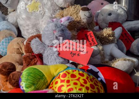 Londres, Royaume-Uni. 07 novembre 2023. Des jouets en peluche portant les noms d'enfants tués à Gaza sont aperçus à l'extérieur de Portcullis House pendant la manifestation. Le groupe parents for Palestine a organisé une manifestation à Westminster. Pour les enfants palestiniens tués par les frappes aériennes israéliennes à Gaza. Les manifestants, dont des mères et des jeunes enfants, ont appelé à un cessez-le-feu immédiat. (Photo de Vuk Valcic/SOPA Images/Sipa USA) crédit : SIPA USA/Alamy Live News Banque D'Images