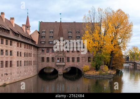 L'hôpital du Saint-Esprit a été construit en 1339 sur la rivière Pegnitz à Nuremberg, en Allemagne. Banque D'Images