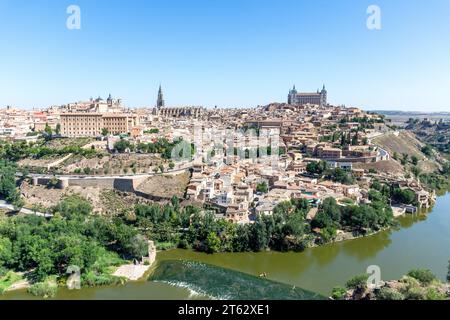 Vue sur la vieille ville sur le Tage, Tolède, Castilla–la Mancha, Royaume d'Espagne Banque D'Images