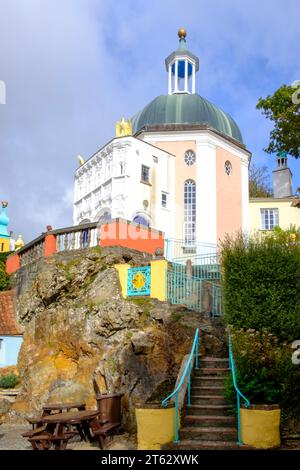 Bâtiments dans le petit village gallois de Portmeirion, construit en style à l'italienne et rempli de folies Banque D'Images