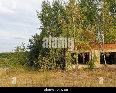 Bâtiment abandonné en briques d'un étage, Russie Banque D'Images