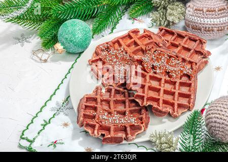 Gaufres belges de Noël au chocolat. Dessert festif du nouvel an, arrangement traditionnel. Cuisson sans lactose sans gluten, lumière dure tendance, s foncé Banque D'Images