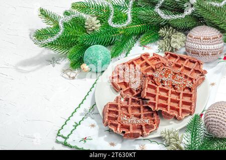 Gaufres belges de Noël au chocolat. Dessert festif du nouvel an, arrangement traditionnel. Cuisson sans lactose sans gluten, lumière dure tendance, s foncé Banque D'Images