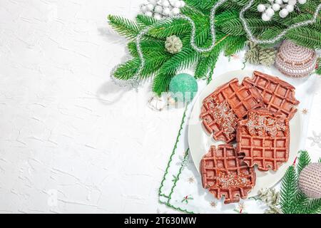 Gaufres belges de Noël au chocolat. Dessert festif du nouvel an, arrangement traditionnel. Cuisson sans lactose sans gluten, lumière dure tendance, s foncé Banque D'Images