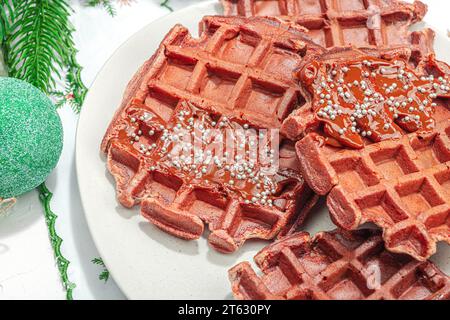 Gaufres belges de Noël au chocolat. Dessert festif du nouvel an, arrangement traditionnel. Cuisson sans lactose sans gluten, lumière dure tendance, s foncé Banque D'Images