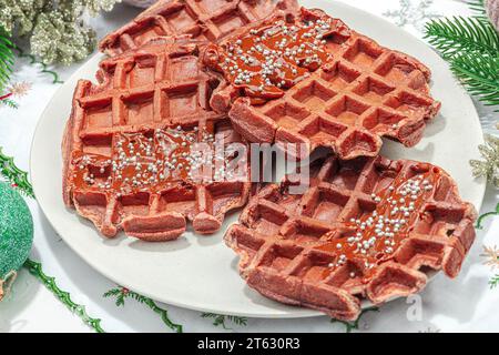 Gaufres belges de Noël au chocolat. Dessert festif du nouvel an, arrangement traditionnel. Cuisson sans lactose sans gluten, lumière dure tendance, s foncé Banque D'Images