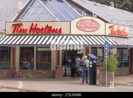 Personnes à l'extérieur d'un café Tim Hortons ; Halifax, Nouvelle-Écosse, Canada. Banque D'Images