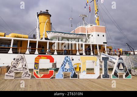 Le CSS Acadia, un ancien navire d'arpentage et de recherche ; maintenant un navire-musée, amarré le long de la promenade, Halifax, Nouvelle-Écosse, Canada Banque D'Images