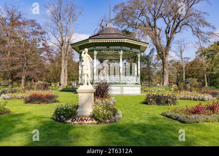 Halifax Nouvelle-écosse jardins publics au soleil en été. Le kiosque à musique et la statue de Diana ; Halifax Nouvelle-Écosse Canada. Banque D'Images