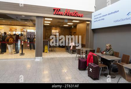 Extérieur du café Tim Hortons, café restaurant et café-bar entreprise de restauration rapide, Halifax Nouvelle-Écosse Canada Banque D'Images