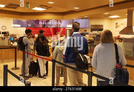 Tim Hortons Coffee Shop Canada - clients dans une file d'attente pour le service à l'intérieur du café, aéroport de Halifax, Halifax Nouvelle-Écosse Canada Banque D'Images