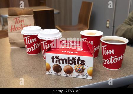 Café Tim Hortons, café et nourriture. Un café-restaurant canadien. Tasses à café et Timbits en gros plan ; Halifax Nouvelle-Écosse Canada. Banque D'Images