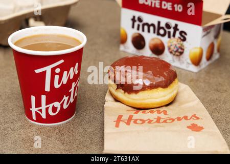 Café Tim Hortons, café et nourriture. Un café-restaurant canadien. Tasse à café, Timbits et beignet gros plan ; Halifax Nouvelle-Écosse Canada. Banque D'Images