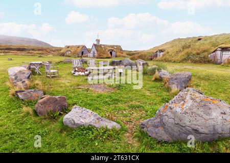 Extérieur des bâtiments et de l'église reconstruits, site UNESCO de l'Anse aux Meadows, établissement viking/norse d'il y a mille ans, Terre-Neuve, Canada. Banque D'Images