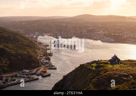 Paysage du Canada. Coucher de soleil sur St John's et le port depuis signal Hill ; St Johns, Terre-Neuve Canada Amérique du Nord Banque D'Images