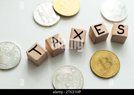 Taxes alphabétiques et pièces d'or sur la table Banque D'Images
