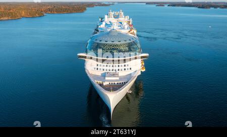 Le plus grand navire de croisière ICÔNE DES MERS au monde lors de deuxièmes essais en mer dans l'archipel finlandais. Vue aérienne en ligne droite à haute altitude Banque D'Images