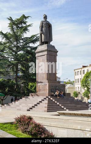 Géorgie, Tbilissi, 23 mai 2012. Shota Rustaveli Monument avec des gens Banque D'Images