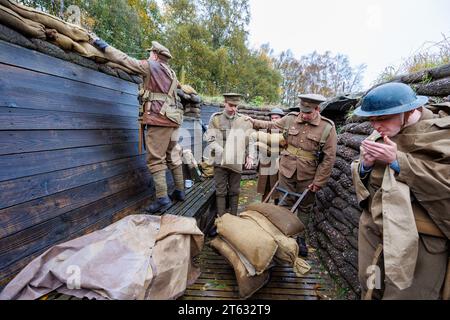 Le Staffordshire Regiment Museum a construit des tranchées modelées sur les vraies tranchées utilisées pendant la Guerre mondiale pour donner aux visiteurs une expérience de la vie des soldats dans les tranchées. Le musée organise des événements utilisant des reenacteurs pour créer l'ambiance et faire revivre l'histoire de l'époque. Sur la photo, des reenacteurs ajoutant des sacs de sable aux tranchées. Banque D'Images