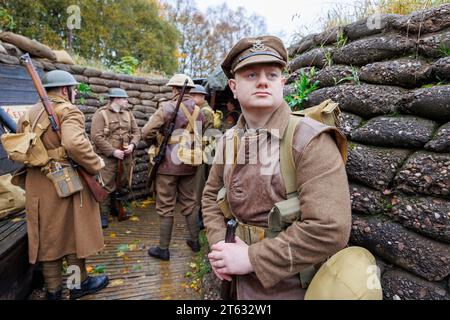 Le Staffordshire Regiment Museum a construit des tranchées modelées sur les vraies tranchées utilisées pendant la Guerre mondiale pour donner aux visiteurs une expérience de la vie des soldats dans les tranchées. Le musée organise des événements utilisant des reenacteurs pour créer l'ambiance et faire revivre l'histoire de l'époque. Sur la photo, Jack Dickson (à droite) et des membres des Tommies du Staffordshire du Sud dans les tranchées. Banque D'Images