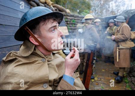 Le Staffordshire Regiment Museum a construit des tranchées modelées sur les vraies tranchées utilisées pendant la Guerre mondiale pour donner aux visiteurs une expérience de la vie des soldats dans les tranchées. Le musée organise des événements utilisant des reenacteurs pour créer l'ambiance et faire revivre l'histoire de l'époque. Sur la photo, Isaac Marlow (27) de la troupe de Birmingham Pals allume une cigarette roulée dans l'une des tranchées. Banque D'Images