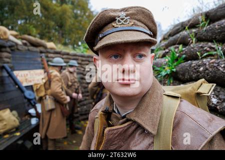 Le Staffordshire Regiment Museum a construit des tranchées modelées sur les vraies tranchées utilisées pendant la Guerre mondiale pour donner aux visiteurs une expérience de la vie des soldats dans les tranchées. Le musée organise des événements utilisant des reenacteurs pour créer l'ambiance et faire revivre l'histoire de l'époque. Sur la photo, Jack Dickson (à droite) et des membres des Tommies du Staffordshire du Sud dans les tranchées. Banque D'Images