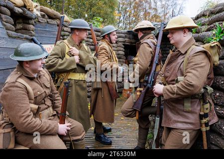 Le Staffordshire Regiment Museum a construit des tranchées modelées sur les vraies tranchées utilisées pendant la Guerre mondiale pour donner aux visiteurs une expérience de la vie des soldats dans les tranchées. Le musée organise des événements utilisant des reenacteurs pour créer l'ambiance et faire revivre l'histoire de l'époque. Sur la photo, WW1 Reenactors. Des Tommies du Staffordshire du Sud dans les tranchées Banque D'Images