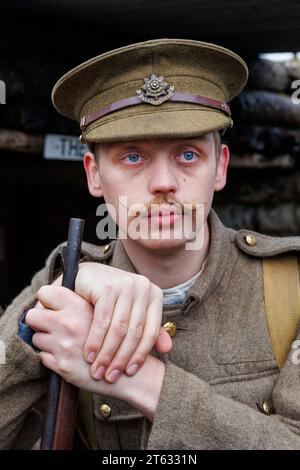 Le Staffordshire Regiment Museum a construit des tranchées modelées sur les vraies tranchées utilisées pendant la Guerre mondiale pour donner aux visiteurs une expérience de la vie des soldats dans les tranchées. Le musée organise des événements utilisant des reenacteurs pour créer l'ambiance et faire revivre l'histoire de l'époque. Sur la photo, Scott Beharrell des Hull Rifles. Banque D'Images