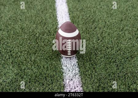 photo ballon de football américain sur fond de stade Banque D'Images