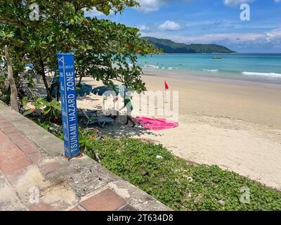 Panneaux de zone de risque de tsunami près de la plage. Banque D'Images