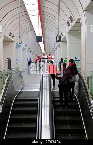 Pékin - 2 février 2017 : passagers dans la station de métro de Pékin, Pékin, Chine Banque D'Images