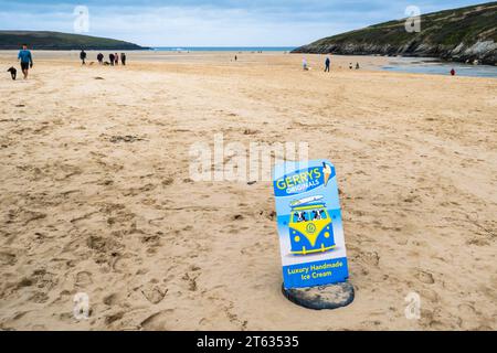 Un panneau annonçant Gerrys Original Luxury Handmade Ice Cream sur Crantock Beach à Newquay en Cornouailles au Royaume-Uni. Banque D'Images