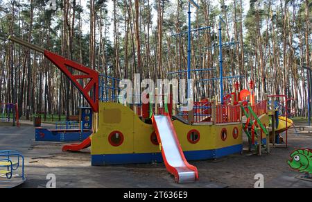 Complexe de jeux en plein air avec toboggans pour enfants sous la forme d'un navire avec des mâts dans la zone de loisirs Banque D'Images