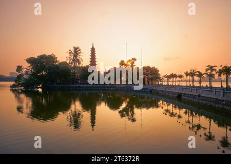 Lac ouest et reflet de l'eau de la pagode Tran Quoc - le plus ancien temple bouddhiste à Hanoi au crépuscule, Vietnam. Banque D'Images