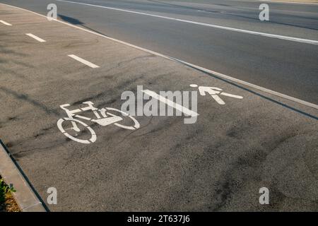 Piste cyclable avec un espace dédié à ceux qui marchent, courent ou marchent, à proximité il y a la piste cyclable, dédiée aux athlètes, deux roues, comme les vélos. Banque D'Images