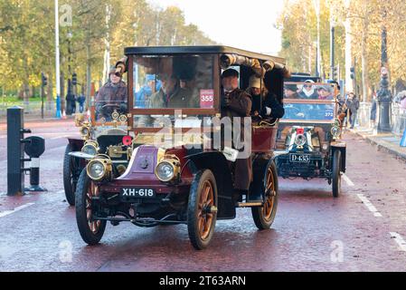 1904 Renault car & cars participant à la course de voitures vétérans de Londres à Brighton, événement automobile vintage en passant par Westminster, Londres, Royaume-Uni Banque D'Images