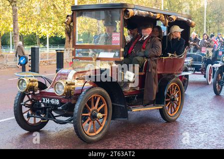 1904 Renault car & cars participant à la course de voitures vétérans de Londres à Brighton, événement automobile vintage en passant par Westminster, Londres, Royaume-Uni Banque D'Images