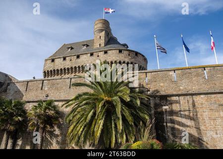 L'Hôtel de ville (Mairie ou Hôtel de ville) à St Malo est construit dans une fortification à l'extérieur des murs principaux Banque D'Images