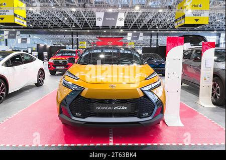 Toulouse, France. 30 septembre 2023. Nouveau Toyota C-HR, avec porte japonaise en arrière-plan, Toyota, Bienvenue. Voitures, motos, véhicules utilitaires, vélos et autres véhicules intermédiaires - plus de 40 marques et 90 exposants seront présents au salon Auto moto & Mobilites, du mercredi 8 novembre au dimanche 12 novembre au MEETT, Parc des Expositions Toulouse Convention & Congress Center. France, Toulouse 7 novembre 2023. Photo de Patricia Huchot-Boissier/ABACAPRESS.COM crédit : Abaca Press/Alamy Live News Banque D'Images