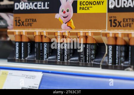 Tyumen, Russie-04 novembre 2023 : piles Duracell de différentes tailles dans des blisters promotionnels au supermarché. Banque D'Images